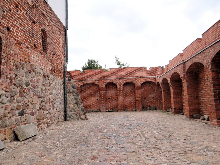 Konin — Dziedziniec zamku w Gosłąwicach