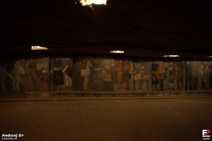 Kopalnia Soli „Wieliczka” — Malowidła na ścianach chodnika na trasie prowadzącej wzdłuż Muzeum Żup Krakowskich z Komor