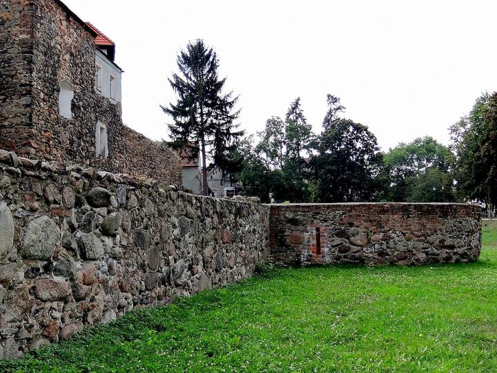Kożuchów – mury obronne i zamek