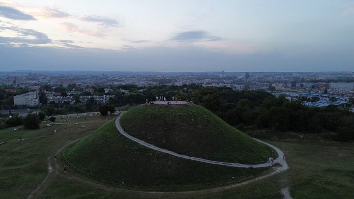 Kraków Podgórze — Kopiec Krakusa w Krakowie po zachodzie słońca. Zdjęcie z drona.