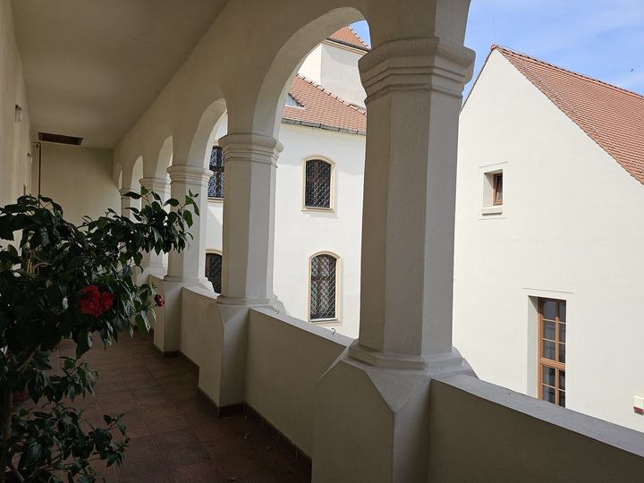 Krosno Odrzańskie — Krużganki od wewnętrznej strony południowego skrzydła zamku w Krośnie Odrzańskim.