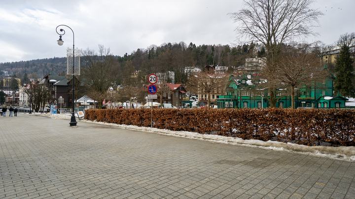 Krynica-Zdrój — Winter view of Aleja Leona Nowotarskiego (Leona Nowotarski Avenue) in Krynica-Zdrój, Polan