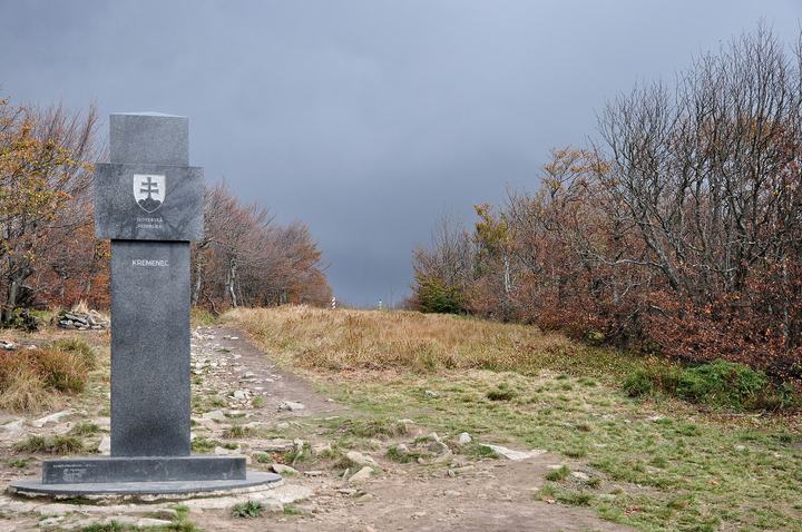 Krzemieniec — Styk trzech granic: Polska, Słowacja, Ukraina. Obelisk na Krzemieńcu. Pierwotne karpackie 