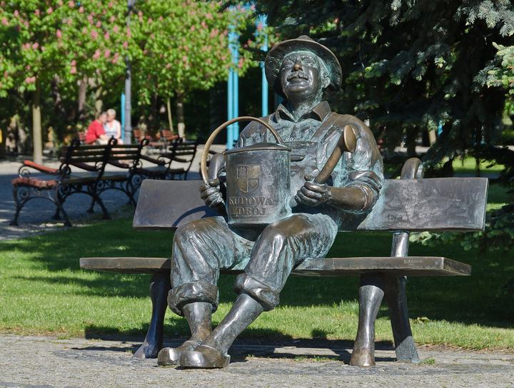 Kudowa-Zdrój — Spa park in Kudowa-Zdrój, bench with the gardener