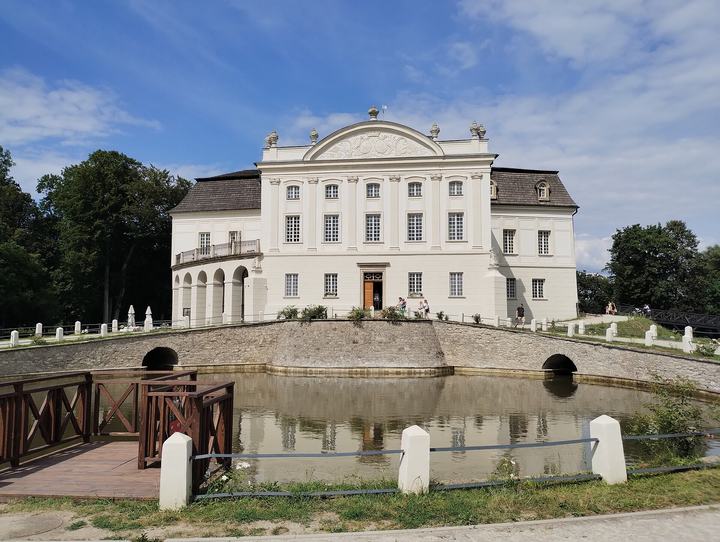 Kurozwęki — Kurozwęki castle, Poland in a new livery.