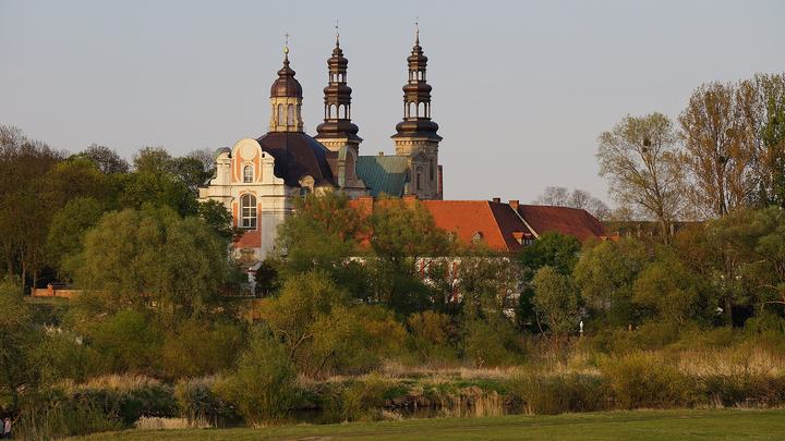 Ląd — Opactwo cystersów w Lądzie – zabytkowy zespół klasztorny w Lądzie, dawny klasztor cystersó