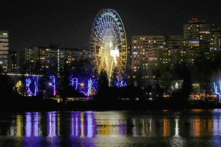 Legendia — Ogród Świateł 2023 w Legendia Śląskie Wesołe Miasteczko w Chorzowie; na pierwszym planie s