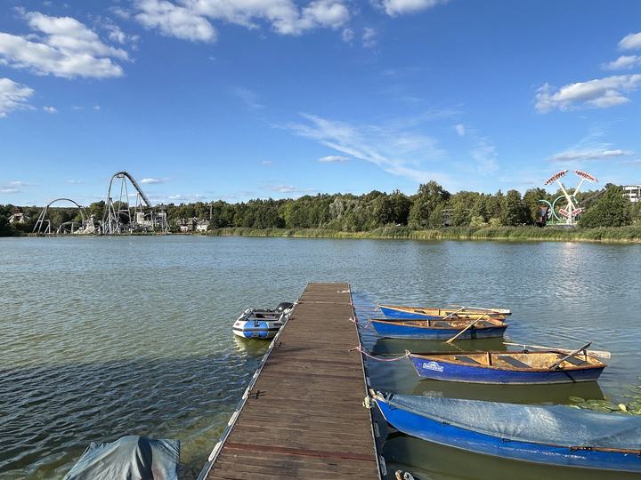 Legendia — Staw Koźlok w Parku Śląskim w Chorzowie na terenie lunaparku Legendia, widok z południoweg