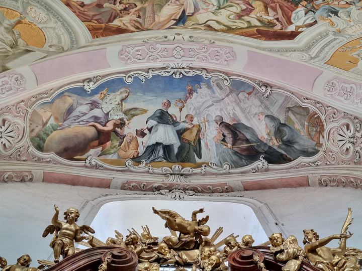 Legnickie Pole — - Lehnické Pole, bazilika Povýšení sv. Kříže a sv. Hedviky. Freska Opat Otmar Zinke uvádí