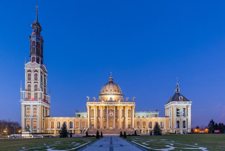 Licheń — View at dusk of the Basilica of Our Lady of Sorrows , Queen of Poland, located in the vill