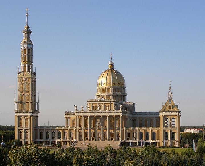 Licheń — Basilica in Licheń Stary - the largest church in Poland .