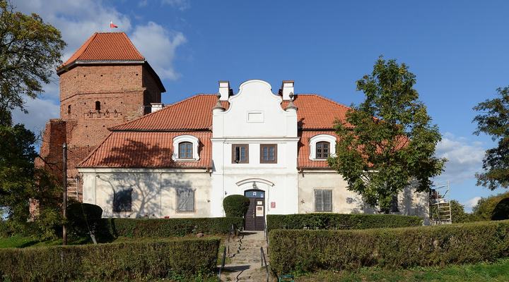 Liw — Dwór i wieża bramna zamku w Liwie podczas renowacji w 2012 r.