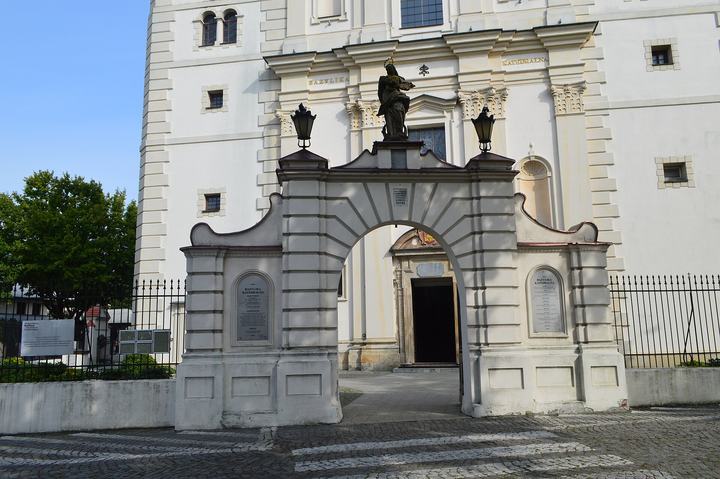 Łowicz — Łowicz is a town in central Poland, in the Łódź Voivodeship . Łowicz was a residence of Po