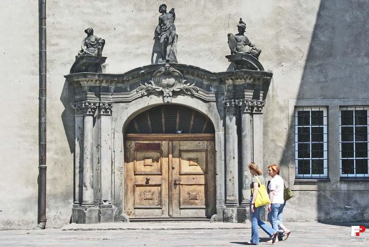 Lubań Śląski — Portal od strony południowej. Tędy się wchodzi do Urzędu Stanu Cywilnego.