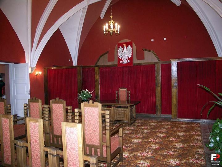 Lubań Śląski — Sala ślubów. Tam w głębi Urzędnik USC przyjmuje śluby małżeńskie.