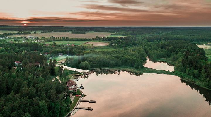 Mielno i jezioro Jamno — Plaża w miejscowości Mileno widoczna od strony jeziora Mielno, uchwycona z drona. W oddali