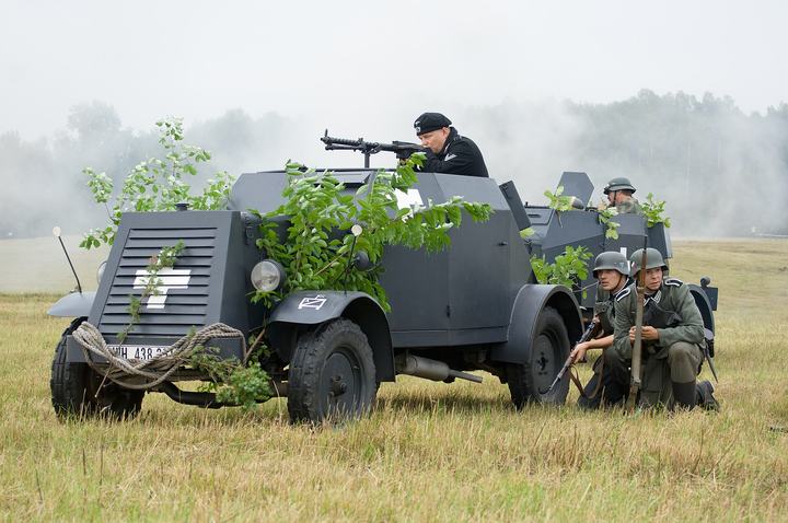 Mława — Replika charakteryzowana na Samochód pancerny Kfz.13 podczas V rekonstrukcji Bitwy pod Mła
