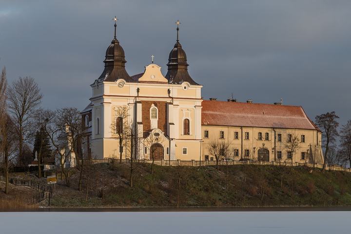 Mogilno — Dawny zespół klasztorny benedyktynów w Mogilnie, widok od strony zachodniej, z przeciwległ