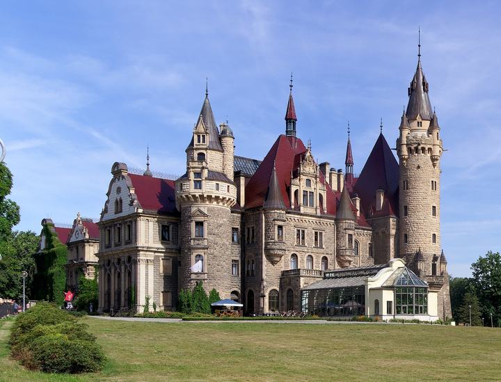 Moszna – bajkowy zamek z 99 wieżami