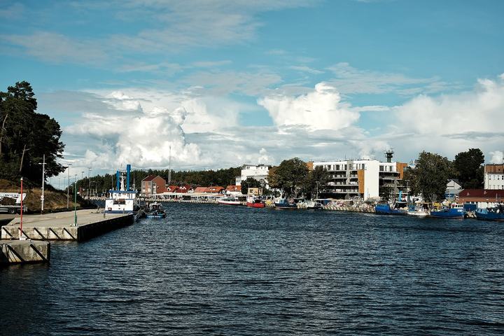 Mrzeżyno — Blick auf den Hafen von Mrzeżyno aus Richtung der Regabrücke.