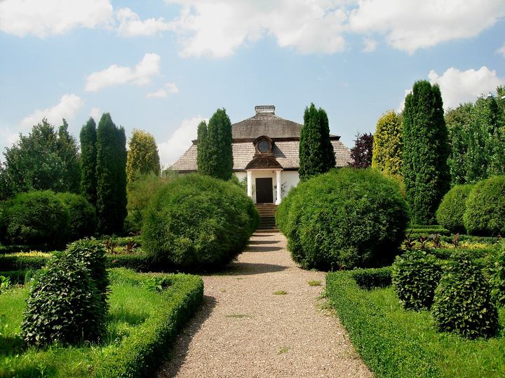 Muzeum Wsi Lubelskiej w Lublinie — Open Air Village Museum in Lublin - country manor from Zyrzyn (viewed from behind)