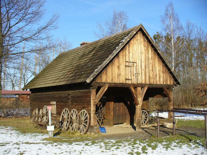 Muzeum Wsi Opolskiej w Bierkowicach — Muzeum Wsi Opolskiej - kuźnia z Ziemiełowic z 1726. Schmiede aus Simmelwitz, 1726. The smi