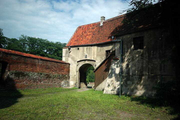 Namysłów — Brama zzamku w Namysłowie od strony dziedzińca (zabytek nr 904/64 z 26.05.1964)