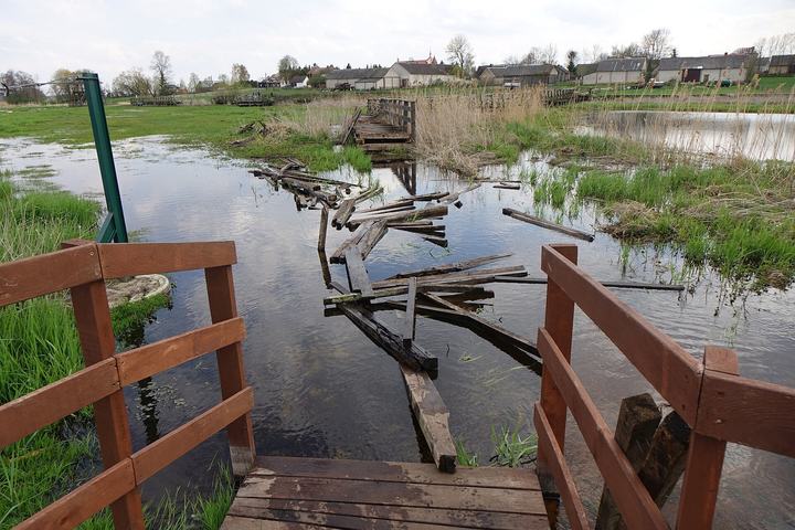 Narwiański Park Narodowy — Kładka Waniewo-Śliwno w Narwiańskim Parku Narodowym (2022 r.). Zniszczona część od strony