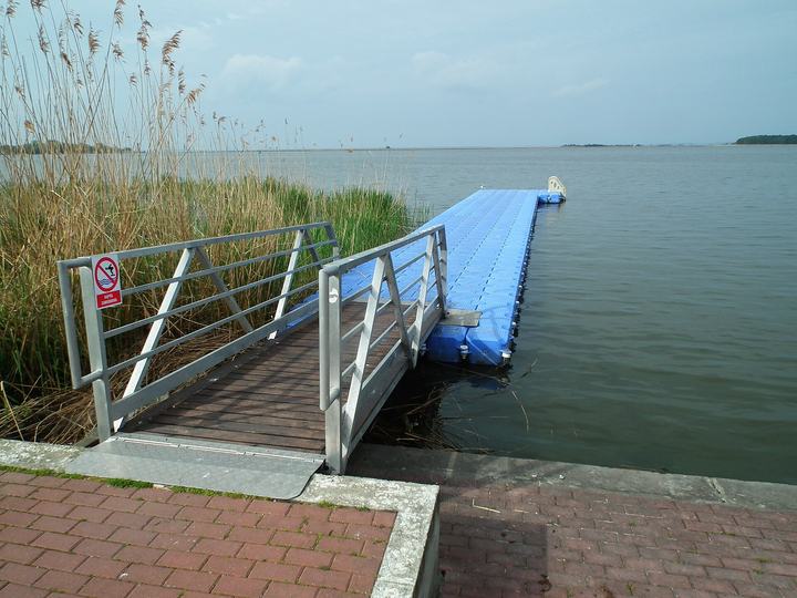 Nowe Warpno — Jezioro Nowowarpieńskie i promenada nadzatokowa w Nowym Warpnie.