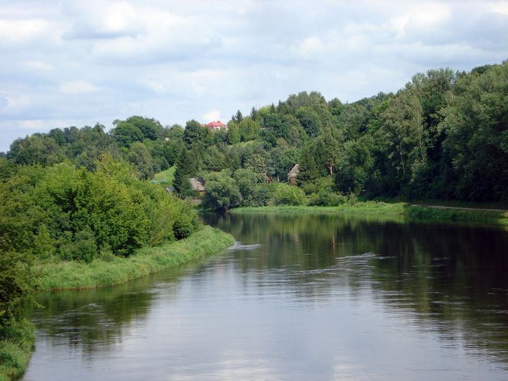 Nowogród — Nowogród: widok z mostu na skansen kurpiowski