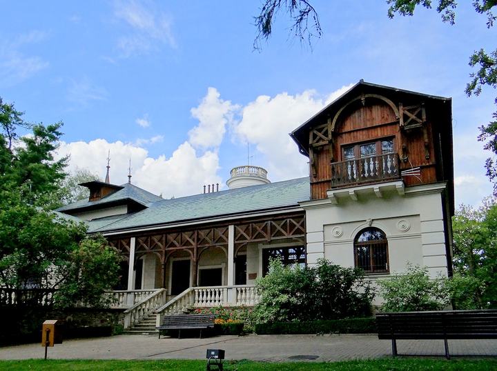 Oblęgorek — Oblęgorek. Pałacyk z Muzeum Henryka Sienkiewicza.
