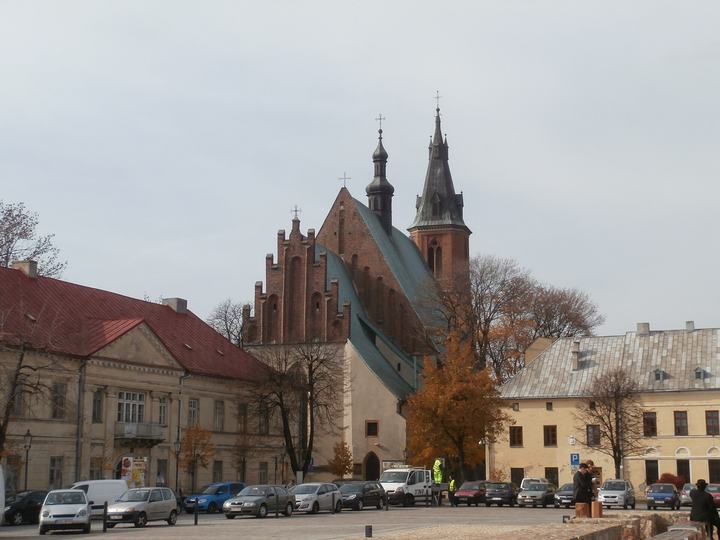 Olkusz — Bazylika św. Andrzeja Apostoła w Olkuszu widziana z Rynku, z lewej budynek pod adresem Ryn