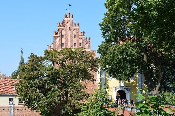 Olsztyn — Olsztyn is a city on the Łyna River in northern Poland. It is the largest city and capital