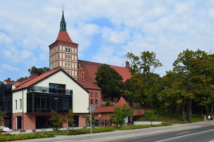 Olsztyn — Olsztyn is a city on the Łyna River in northern Poland. It is the largest city and capital