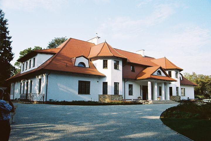 Opinogóra — zespół pałacowy Krasińskich w Opinogórze Górnej - odbudowany dwór Krasińskich
