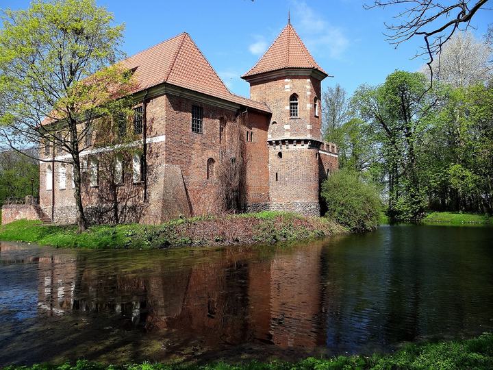 Oporów — Oporów, zamek, 1434-1449, 1657, 1962-65