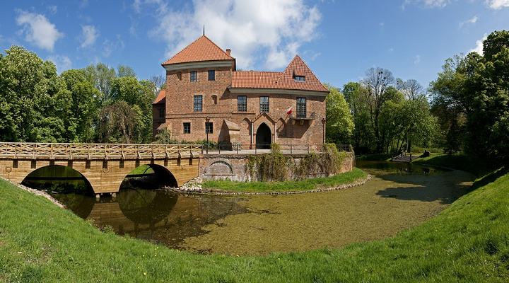 Oporów — Gotycki zamek Oporowskich. Obecnie Muzeum Zamek w Oporowie.
