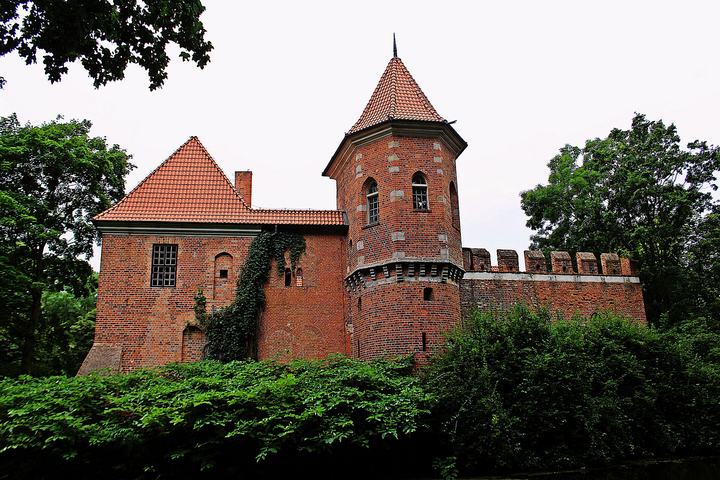 Oporów — Oporów, Zamek w Oporowie