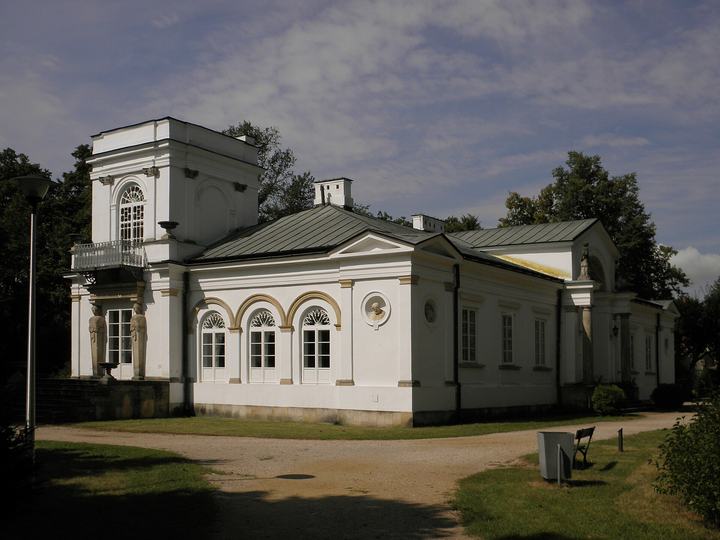 Orońsko — Orońsko , ul. Topolowa 1 - zespół pałacowy Józefa Brandta: pałac, widok od frontu (zabytek
