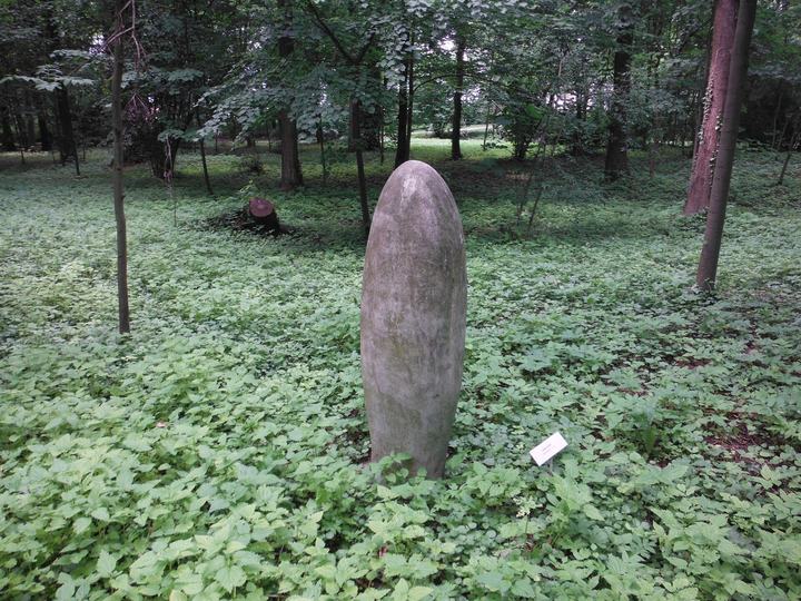 Orońsko — Rzeźba "Pokwitanie" (1979) autorstwa Adama Prockiego znajdująca się na terenie Centrum Rze