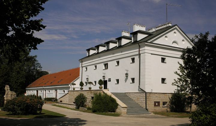 Orońsko — Orońsko - spichlerz i stajnie w zespole pałacowym (zabytek nr 810/A, 398/A i 111/A)