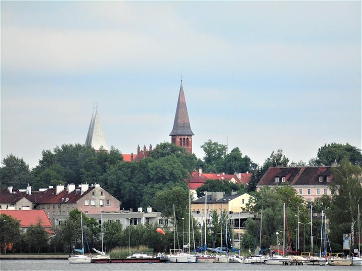 Ostróda — MIASTO WIDZIANE Z JEZIORA DRWĘCKIEGO.