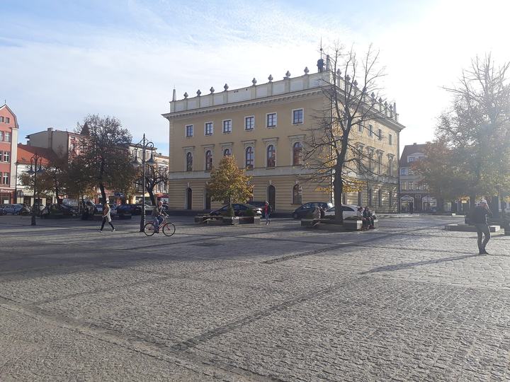 Ostrów Wielkopolski — A picture showing the main square of Ostrów Wielkopolski, Poland Obraz pokazujący rynek i