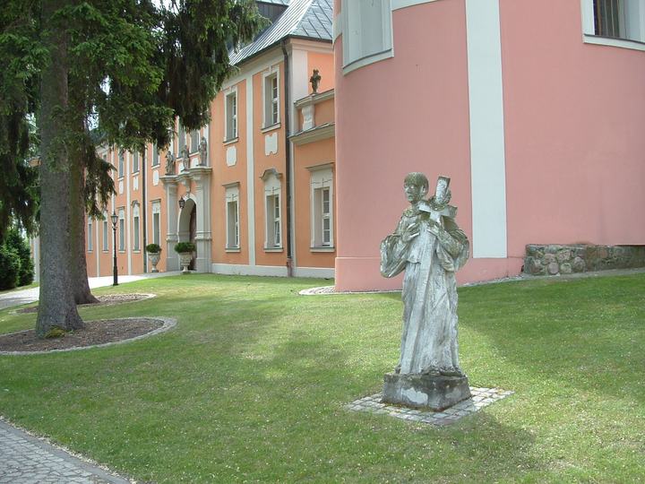 Paradyż — rzeźba przed kościołem