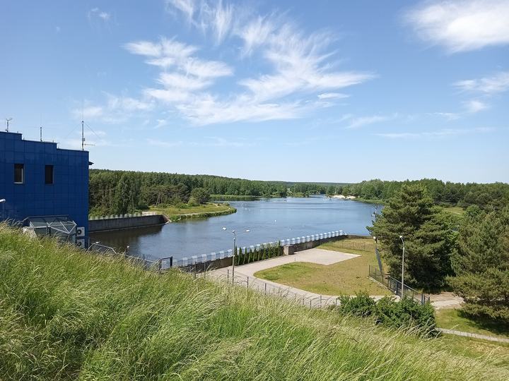 Pilica — Rzeka Pilica za zaporą wodną na Zalewie Sulejowskim, woj. łódzkie