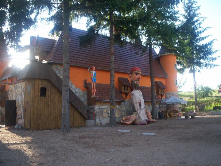 Pławna — Pławna Dolna, Zamek Śląskich Legend artysty Dariusza Milińskiego.