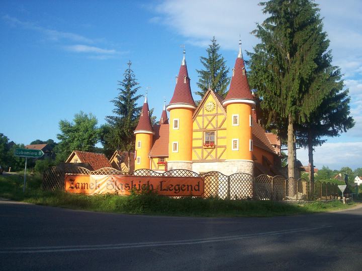 Pławna — Pławna Dolna, Zamek Śląskich Legend artysty Dariusza Milińskiego.