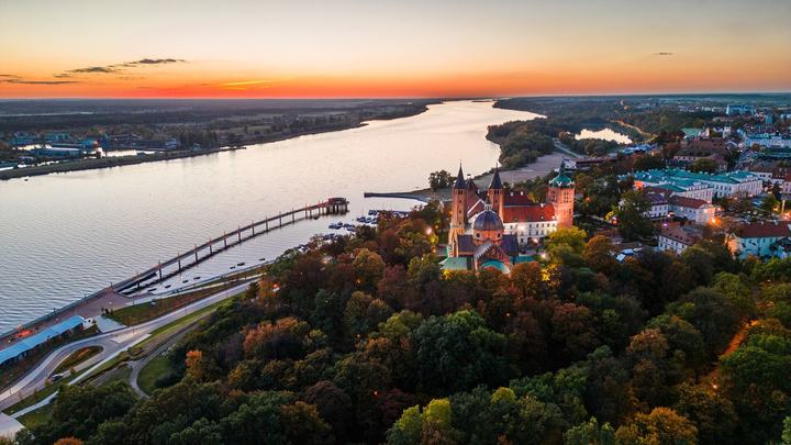 Płock — Widok na Wzgórze Tumskie, Stare Miasto i rzekę Wisłę w Płocku