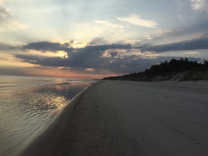 Pogorzelica — Szeroka plaża w Pogorzelicy w poranku.