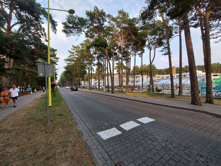 Pogorzelica — Turystyczna ulica Wojska Polskiego w Pogorzelicy, gmina Rewal, Polska